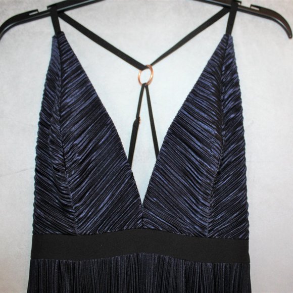 STYLESTALKER Plunging Neckline Crepe Maxi Dress - Picture 4 of 15